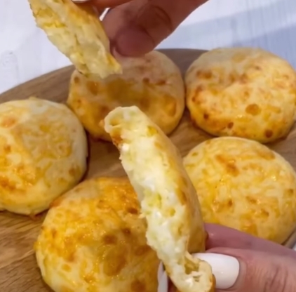 Міні-хачапурі з сиром: неймовірна смакота на сніданок за півгодини